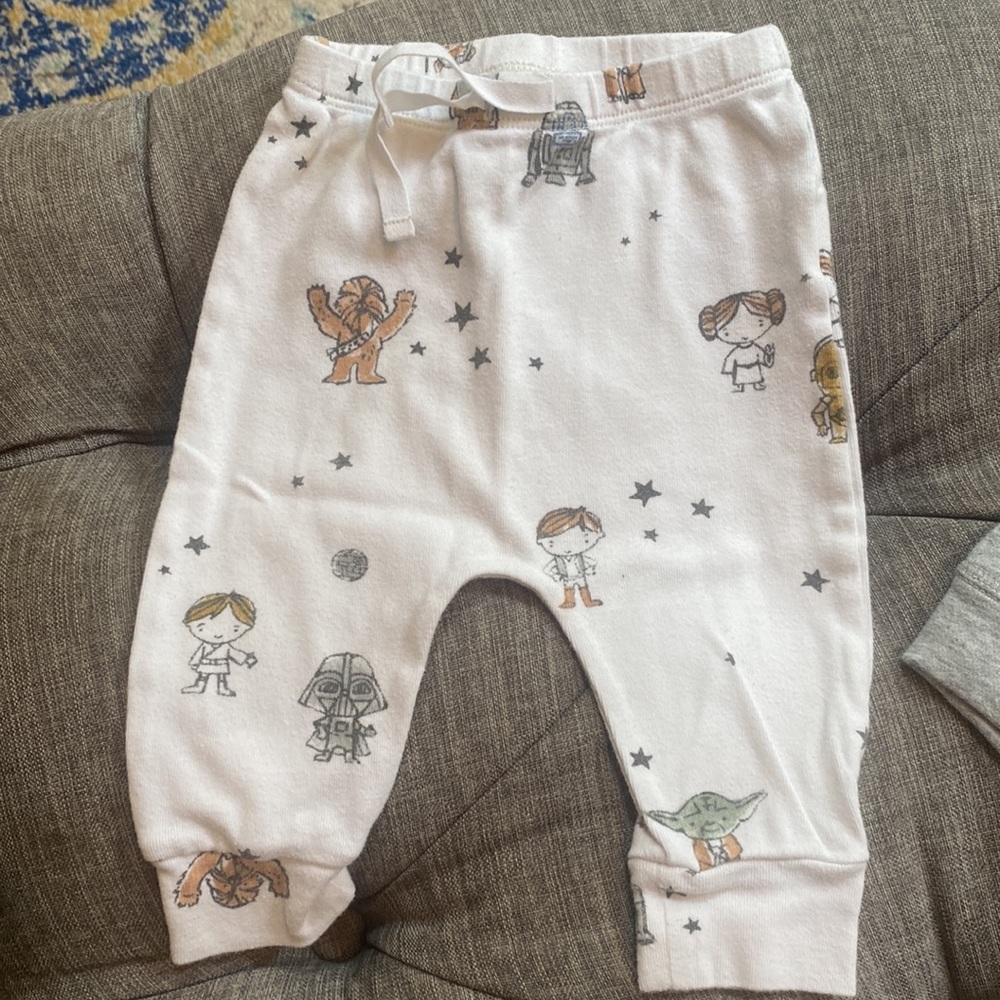 Star Wars Baby Gap Bundle! 3-6 M. 2 Pants, 3 LS onesies, 1 pajamas, 1 sweatsuit - Picture 2 of 16
